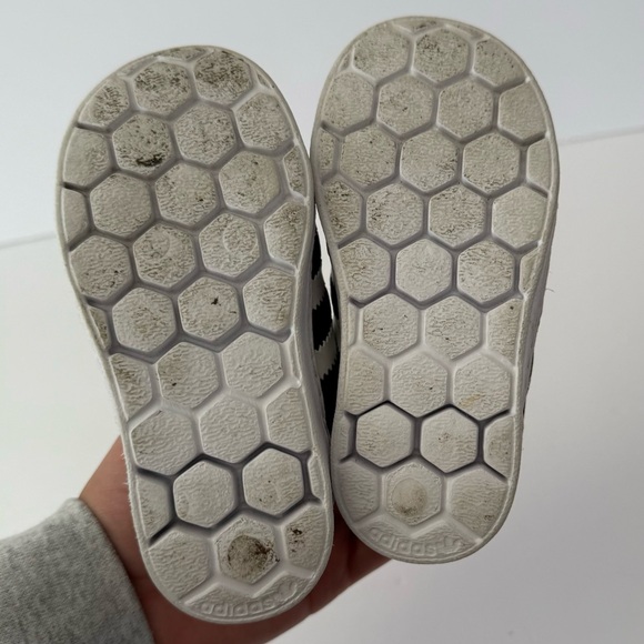 Adidas Superstar Black Shoes Child’s Size 5.5 - Picture 6 of 7